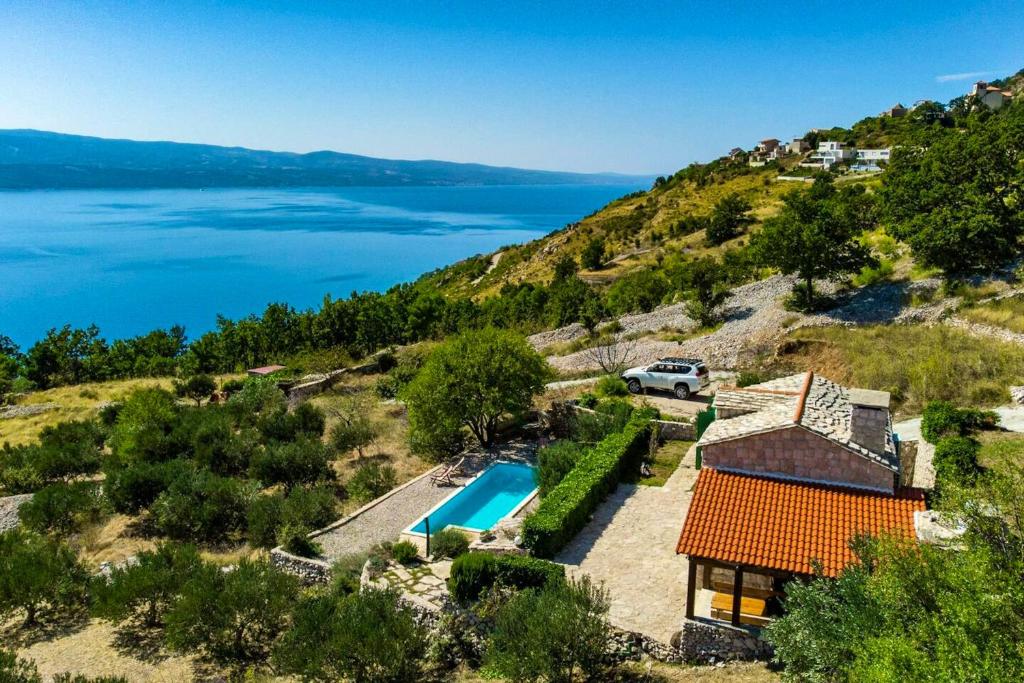 3 bedrooms house with private pool terrace and wifi at Lokva Rogoznica photo 4