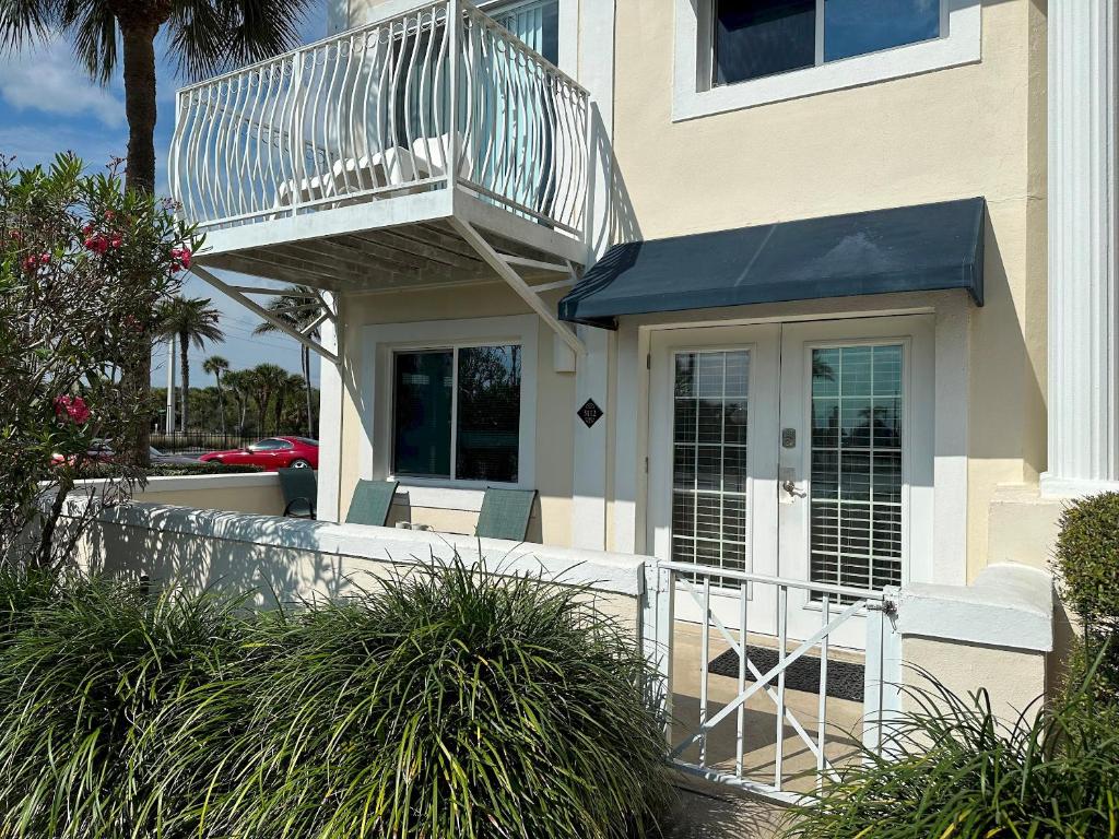 Patio Condo Deluxe 2br - Sleeps 5 Guests 312