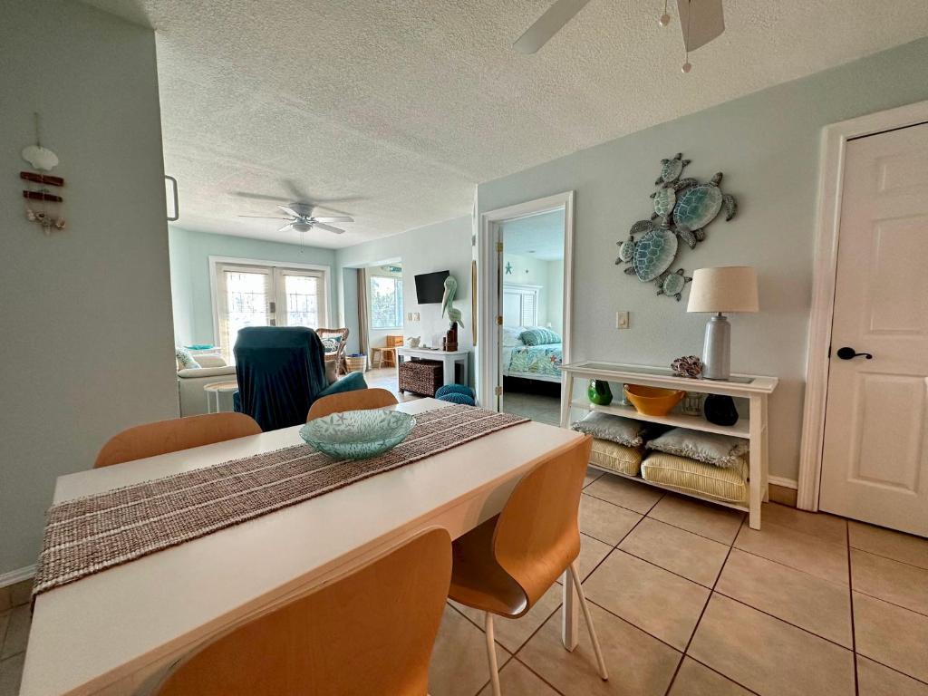 Patio Condo Deluxe 2br - Sleeps 5 Guests 312 photo 4