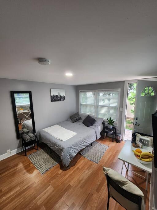 Cozy studio in a lovely area image
