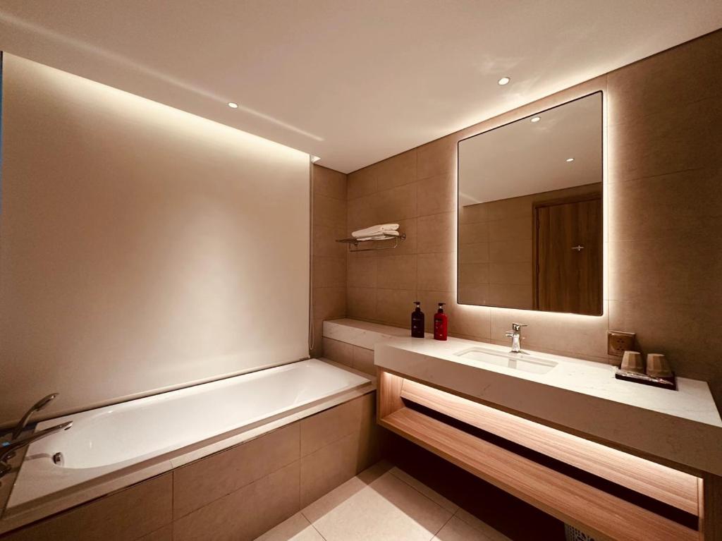 A La Carte Ha Long Bay Residence - B Tower