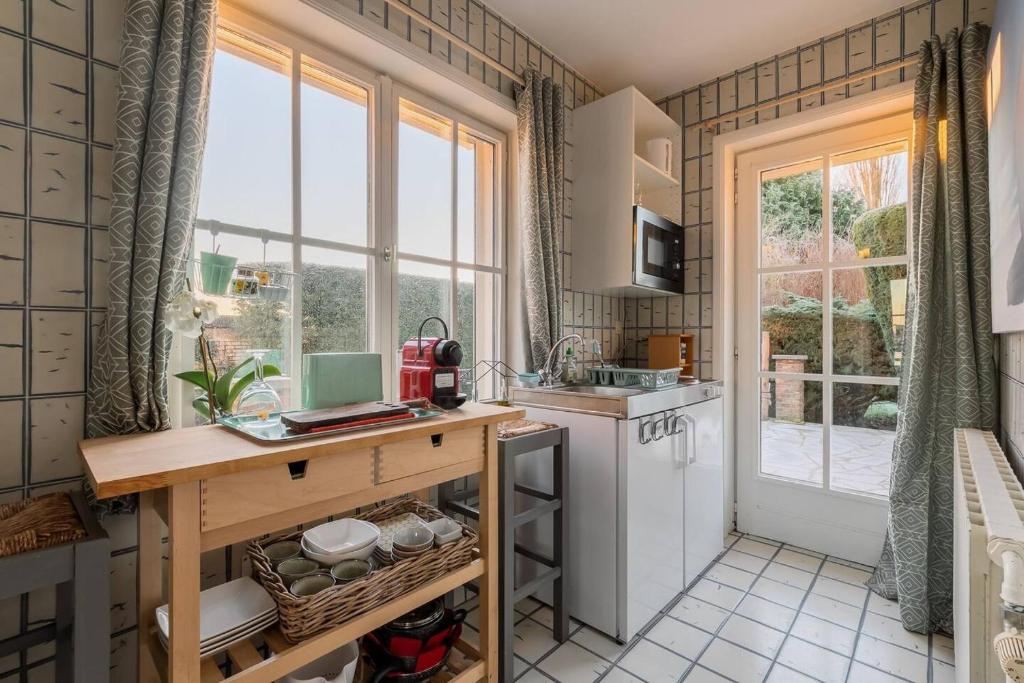 One bedroom property with terrace and wifi at Courcelles photo 2