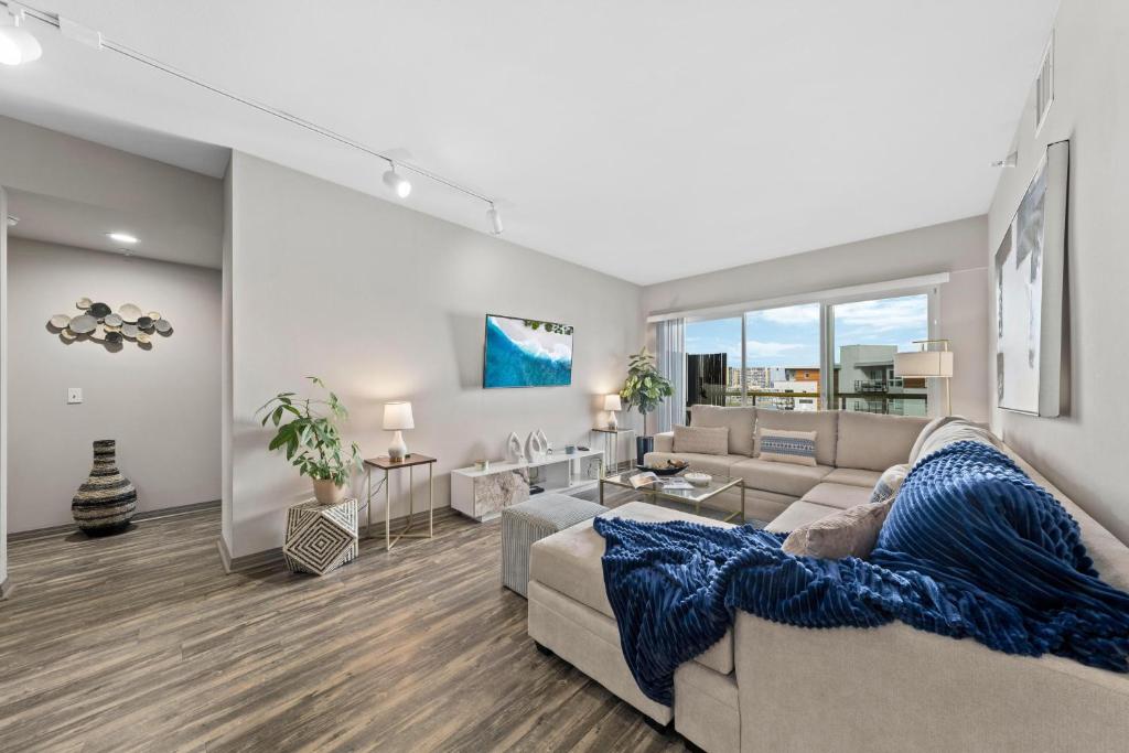 Venice Beach Lux Retreat Coastal Apartment Haven image