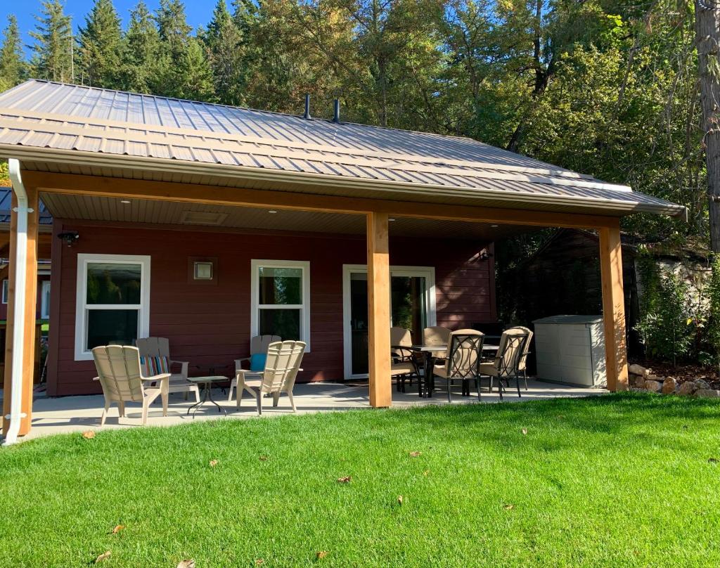 Shuswap, Sun Filled, Pet Friendly, Beach Cottage & Suite photo 3