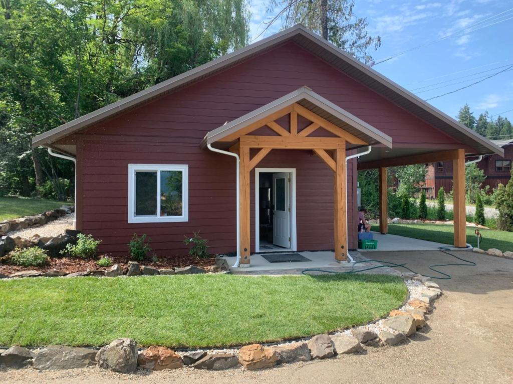 Shuswap, Sun Filled, Pet Friendly, Beach Cottage & Suite photo 1
