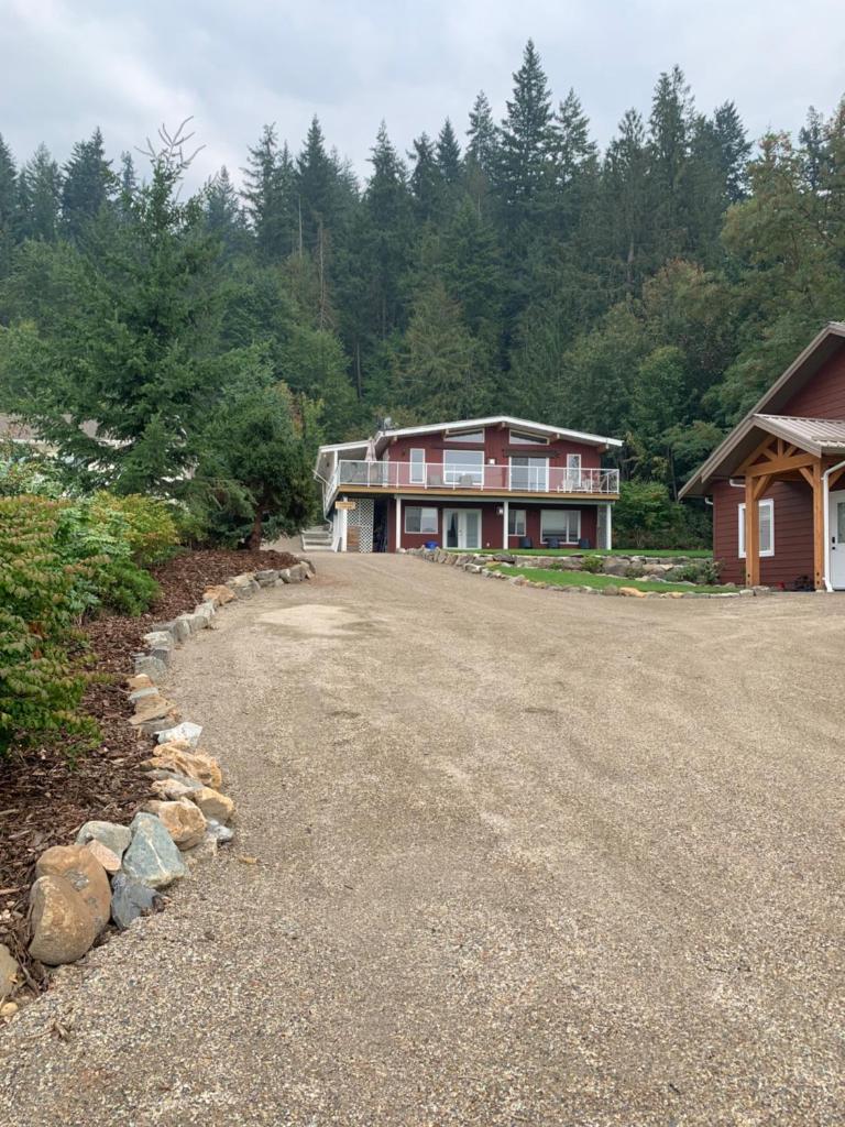 Shuswap, Sun Filled, Pet Friendly, Beach Cottage & Suite