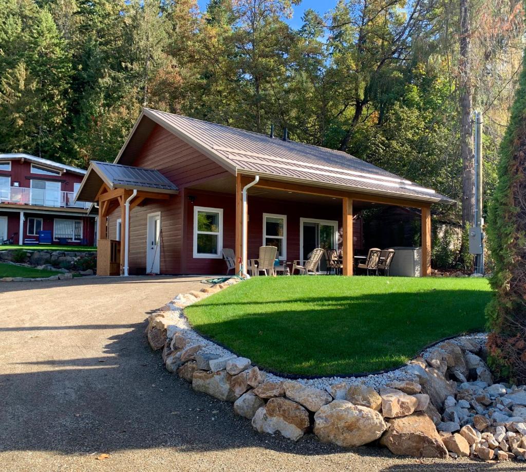 Shuswap, Sun Filled, Pet Friendly, Beach Cottage & Suite photo 2