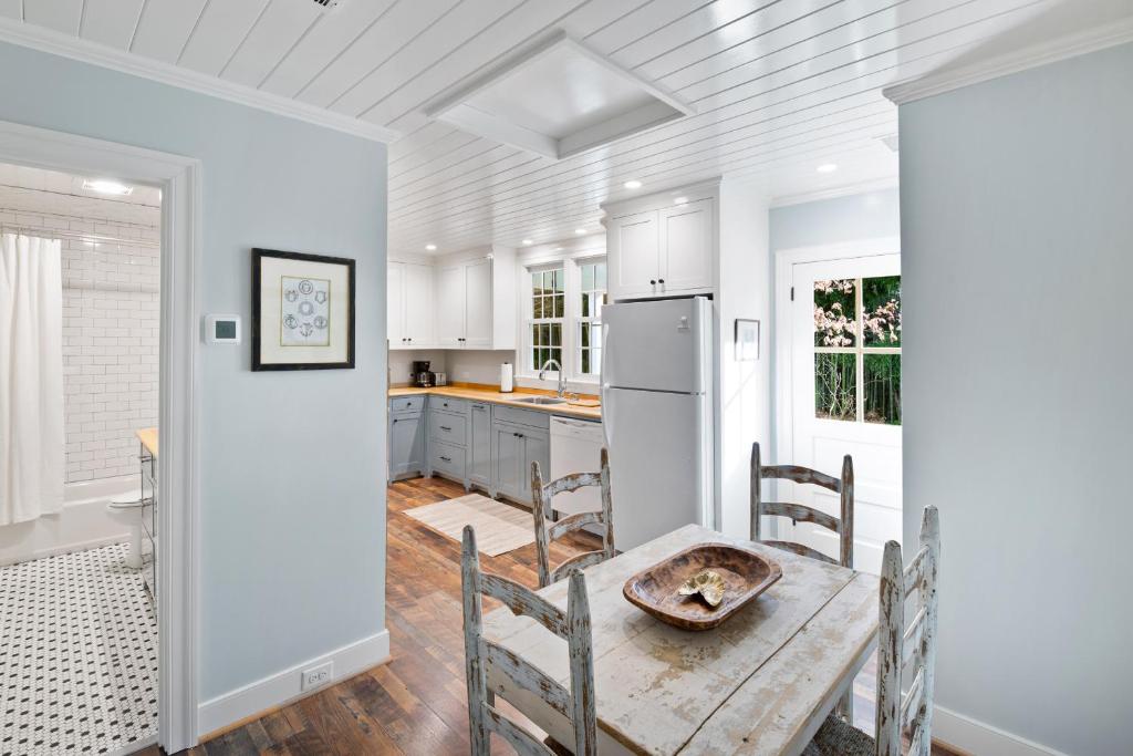 Pet-Friendly Hampshire Cottage at Ivy Cottages photo 1