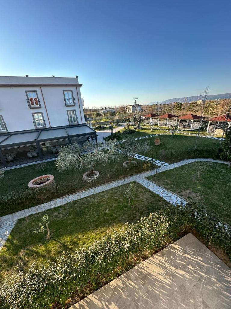Evergreen Laguna Vain-Lezhe photo 2