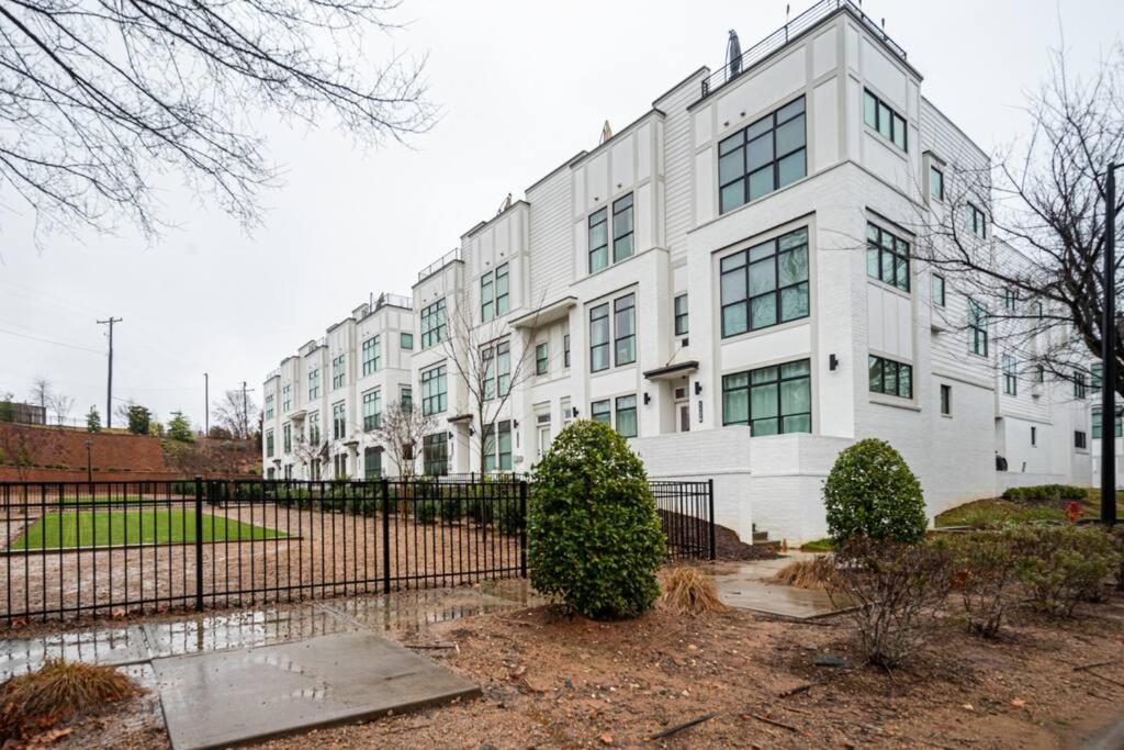 Townhouse . Rooftop . Cloud Couch . 85 Inch TV . 2 Miles from UPTOWN CHARLOTTE image