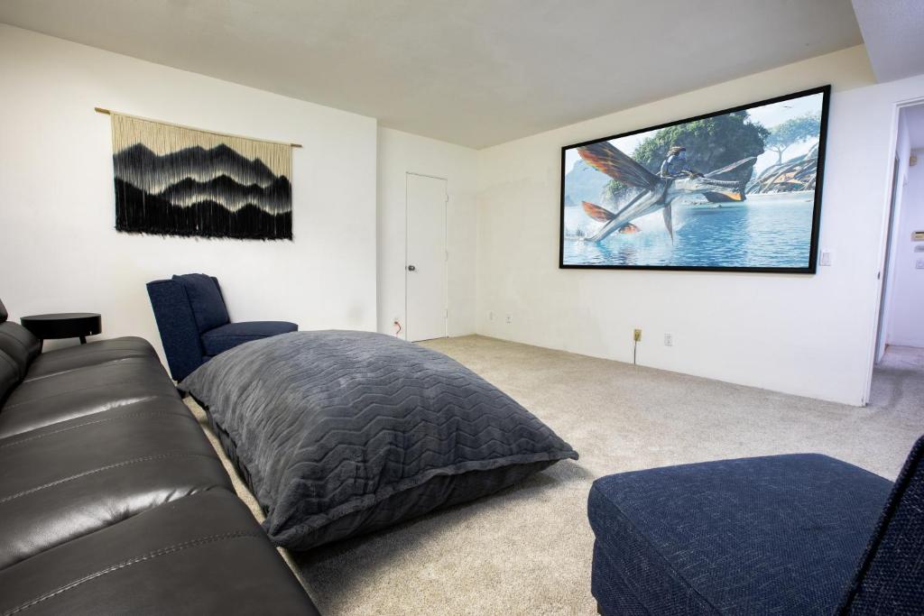 Elite Retreat! Hot Tub, Arcade, & Theater. 6 Beds! photo 3