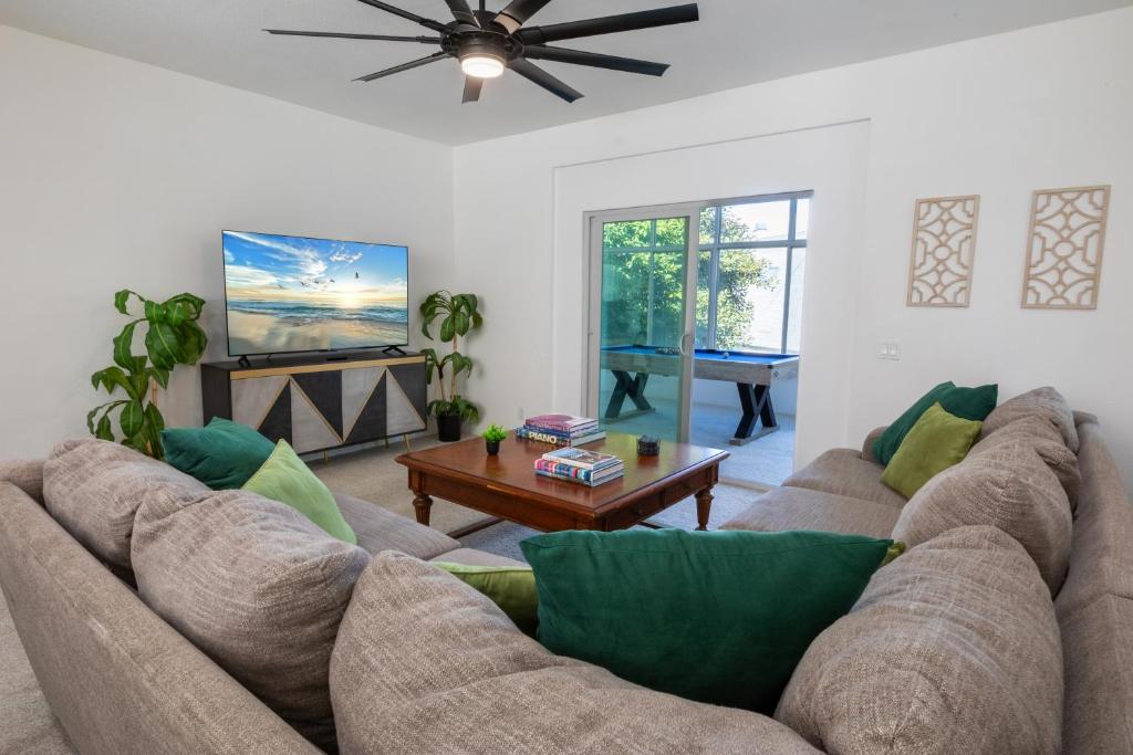 Elite Retreat! Hot Tub, Arcade, & Theater. 6 Beds! photo 4