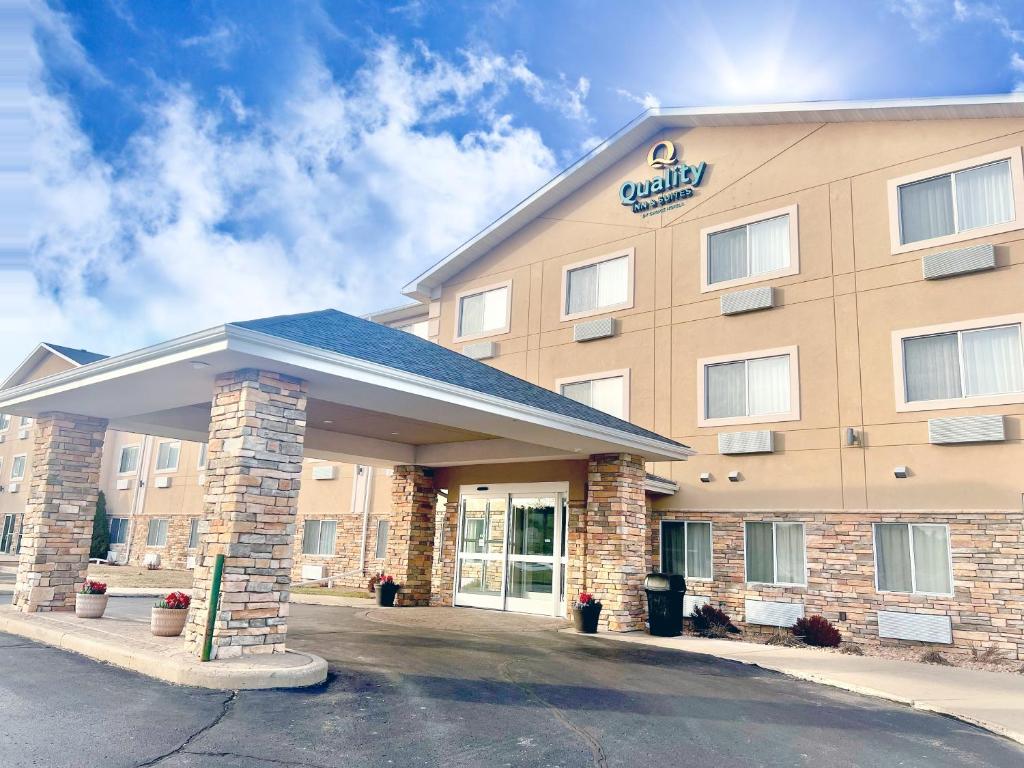 Quality Inn & Suites Wisconsin Dells Downtown - Waterparks Area image