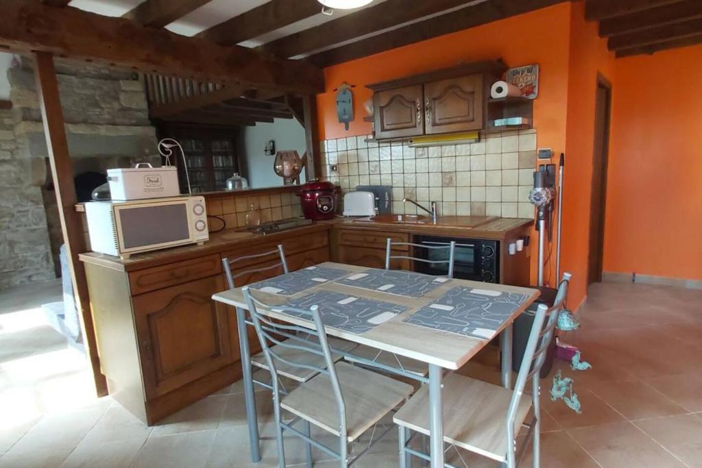 Chalet d'une chambre avec terrasse a Perriers en Beauficel photo 1