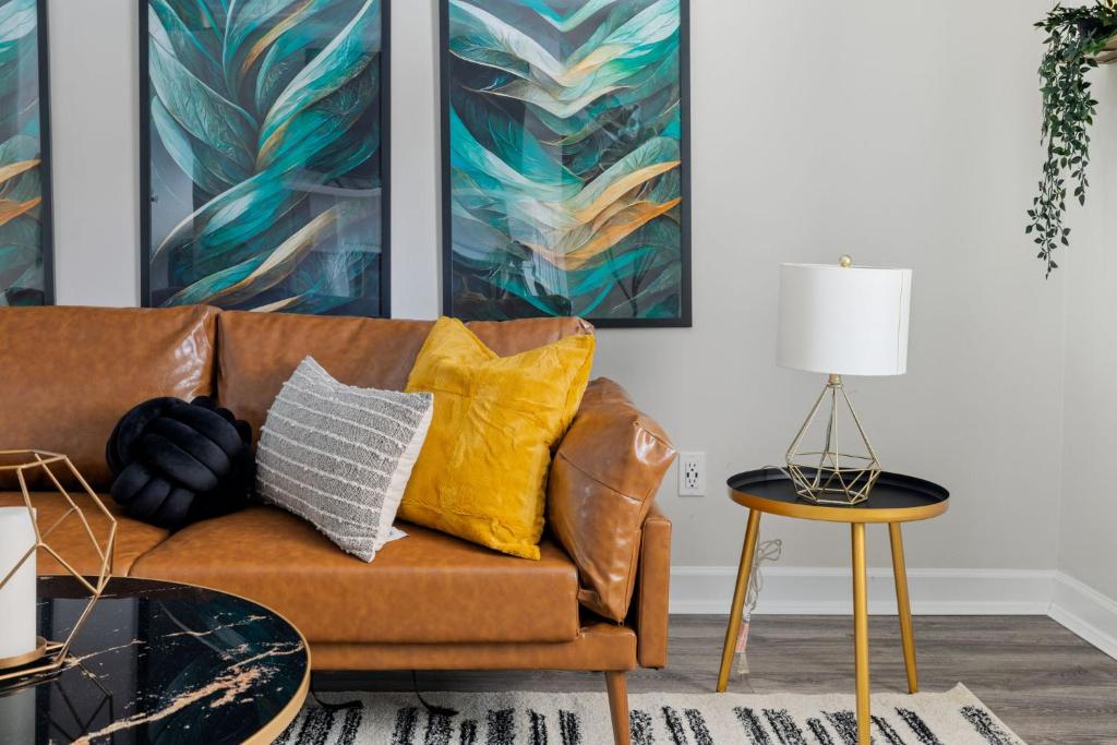 Contemporary loft 5-min to downtown photo 4