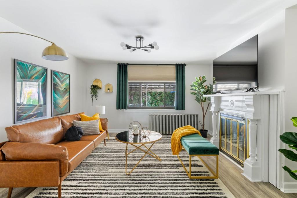 Contemporary loft 5-min to downtown photo 2