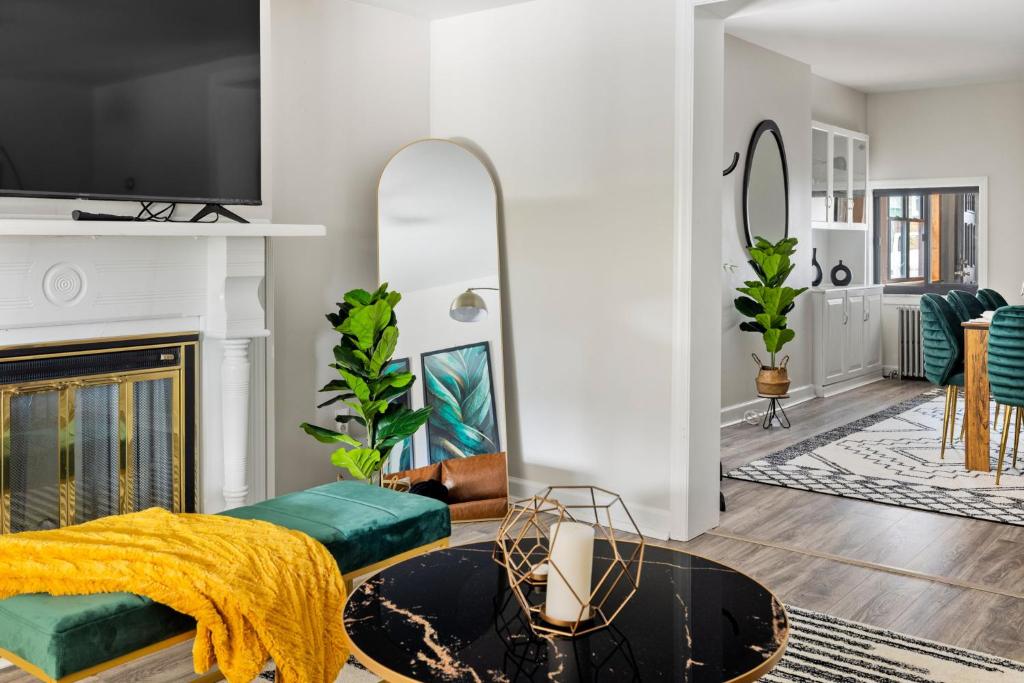 Contemporary loft 5-min to downtown photo 3