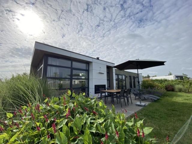 Marina Strandbad Chalet Seerose mit Zaun Haus Nr 82