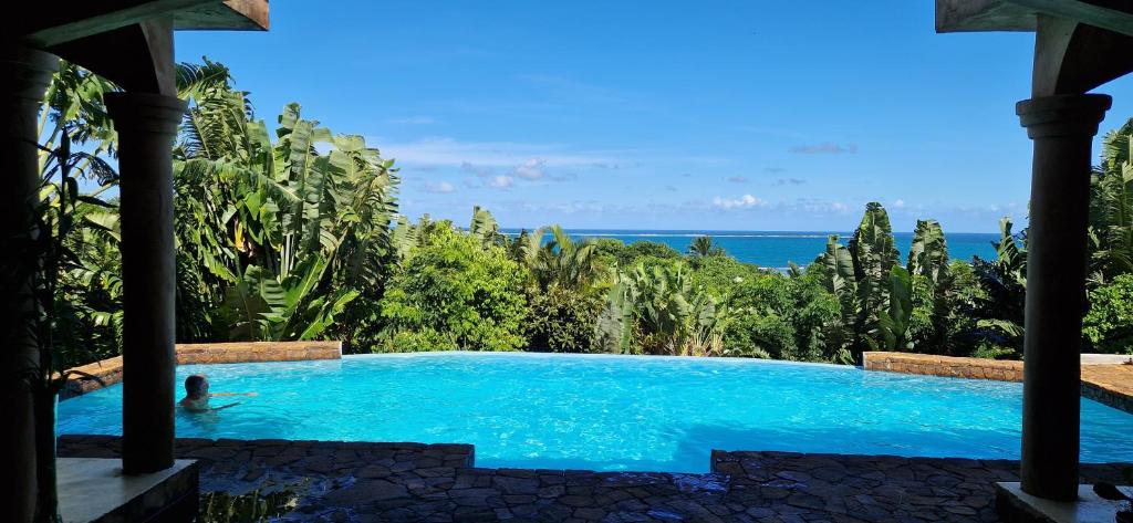 La Villa Ankarena Location exclusive île Sainte Marie sur parc aménagé avec piscine privée à débordement Wifi Plage à 5 minutes à pied photo 2