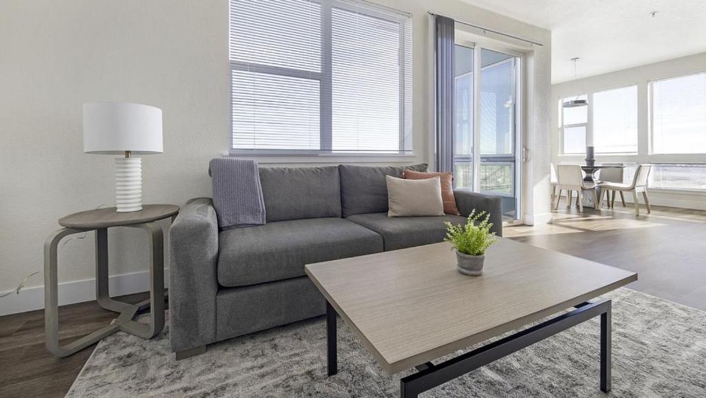 Landing Modern Apartment with Amazing Amenities (ID9253X93) image