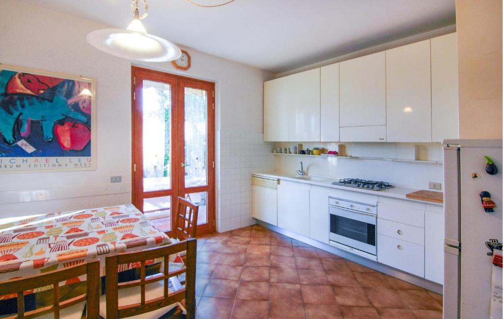 Stunning Home In Pietrasanta With House A Panoramic View photo 3