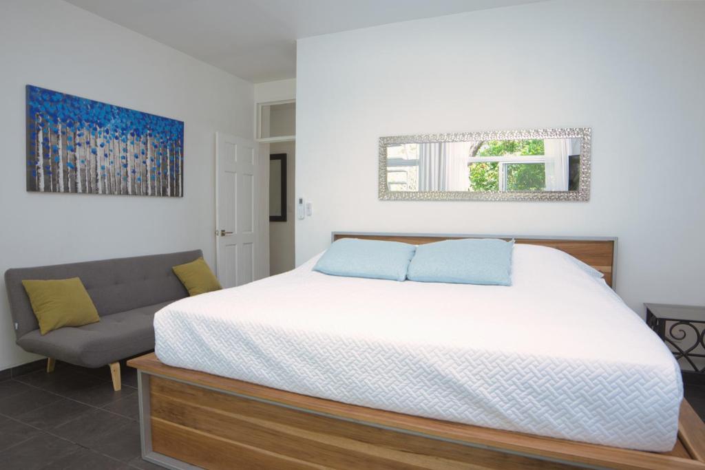 Mi Casa-stroll to the beach, ideal for 3-7 guest photo 4