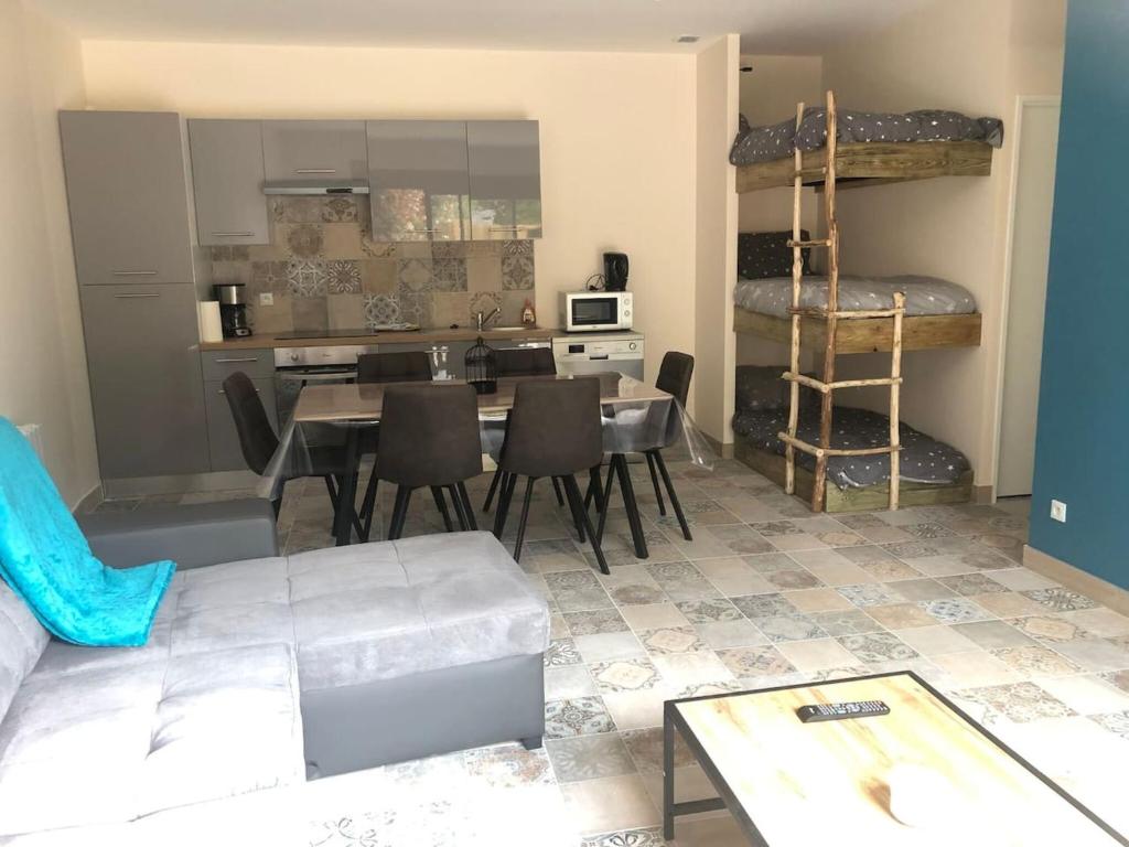 Chalet d'une chambre avec piscine partagee terrasse et wifi a Clermont Creans photo 3
