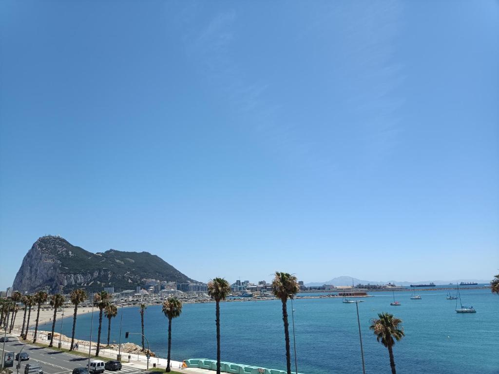 Vistas a 3 Países y 2 Continentes 1º linea de Playa a 5 minutos de Gibraltar photo 1