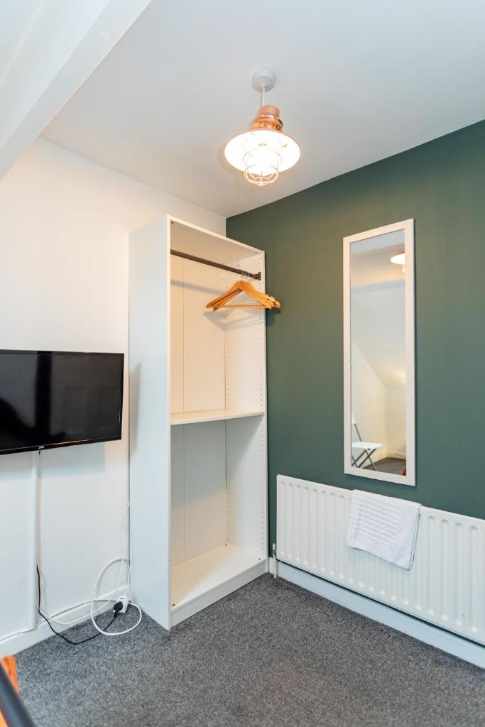 Castlereagh guest House - Tap to explore photos