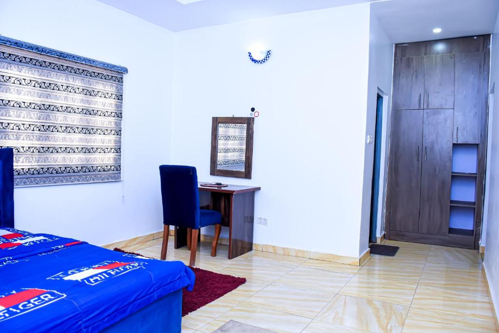 Monty Suites photo 2