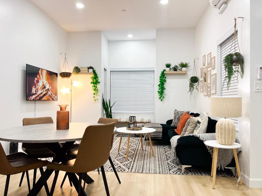 Modern 3BR Oasis Free Parking