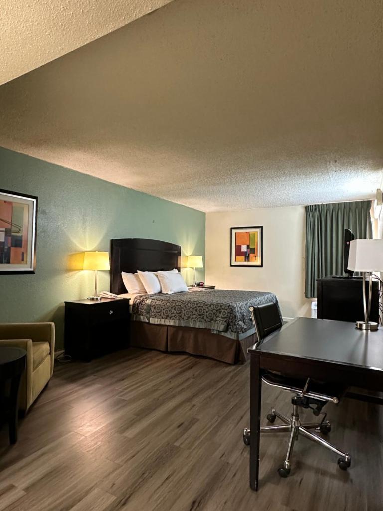 Days Inn by Wyndham Southern Hills/ORU photo 1