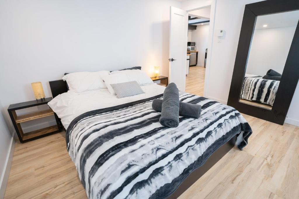 Bright Amazing 6 Bed Chalet Waterfront in Rigaud photo 1