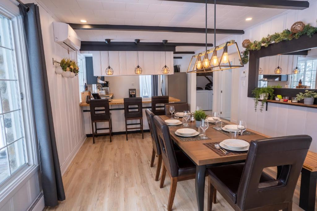 Bright Amazing 6 Bed Chalet Waterfront in Rigaud photo 4