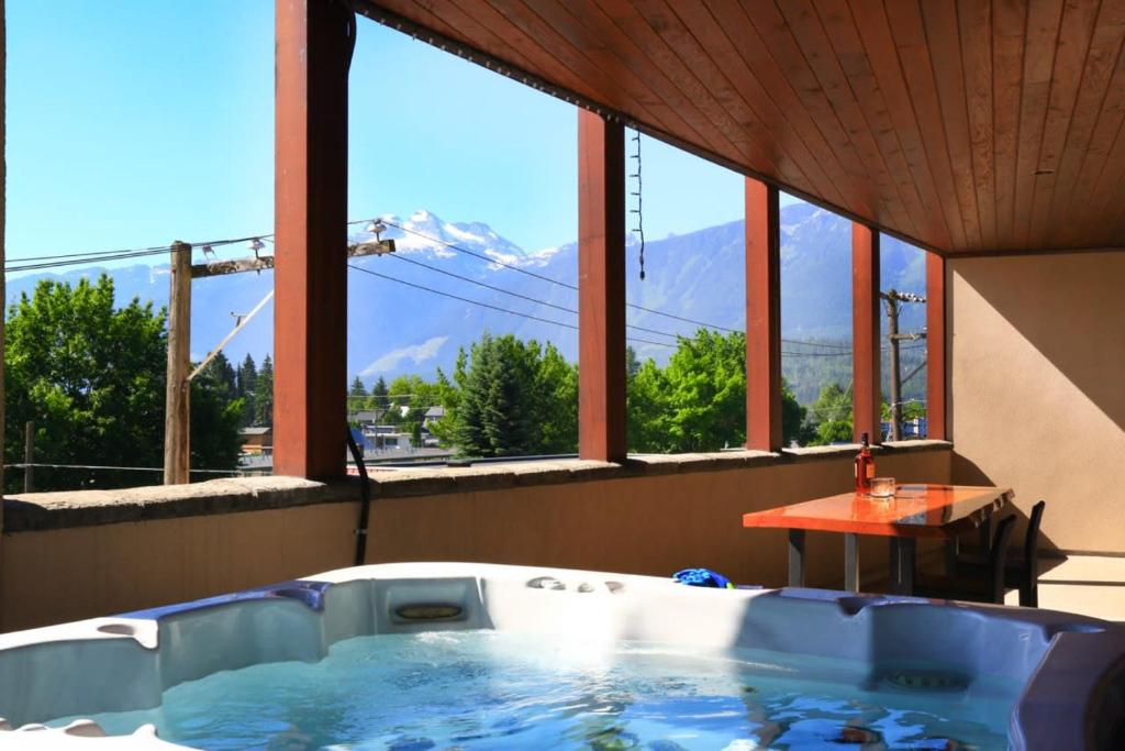 Lily Glacier Suite - RARE Downtown Location