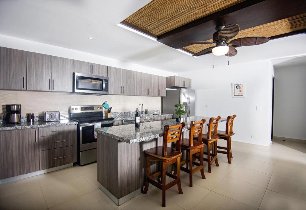 Amazing home with private pool & high-speed Wi-Fi! photo 3