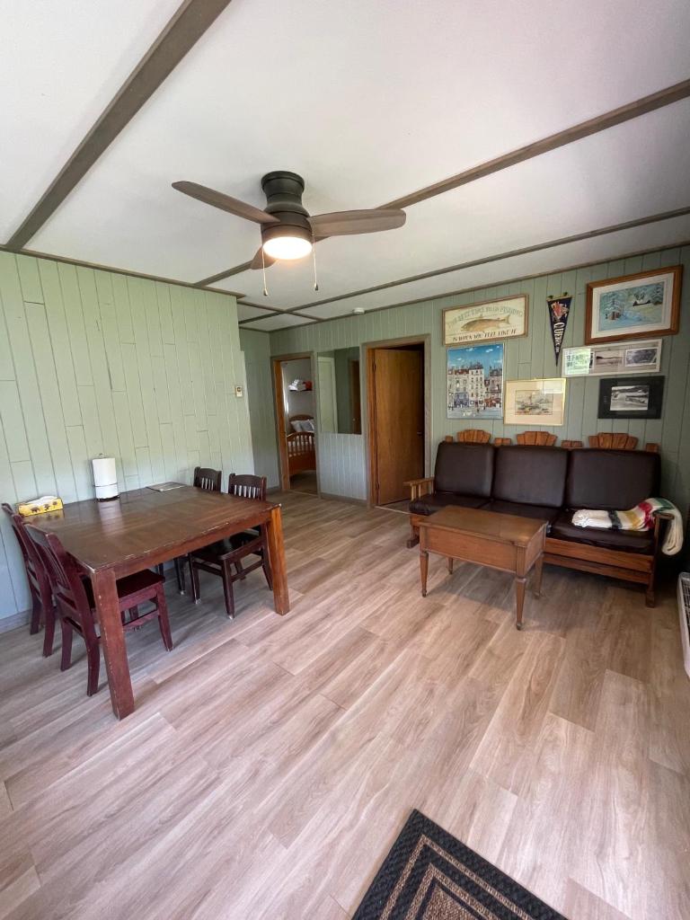 R&B Retreats - Little Angler's Cottage photo 2