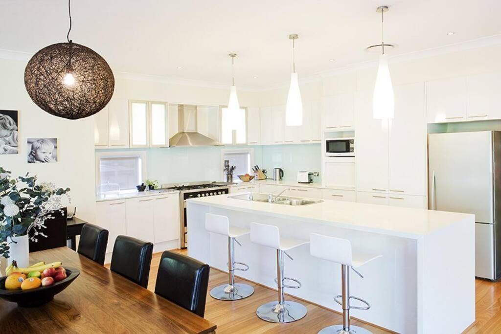 Beautiful, spacious family home, close to Sydney CBD photo 2