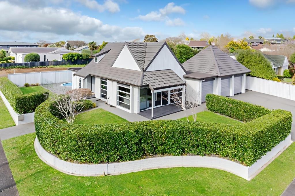 Business or Holiday 4 bedrooms house in Hamilton with pool and spa photo 3