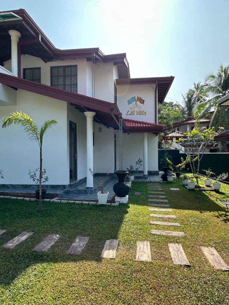a - Lili Villa
