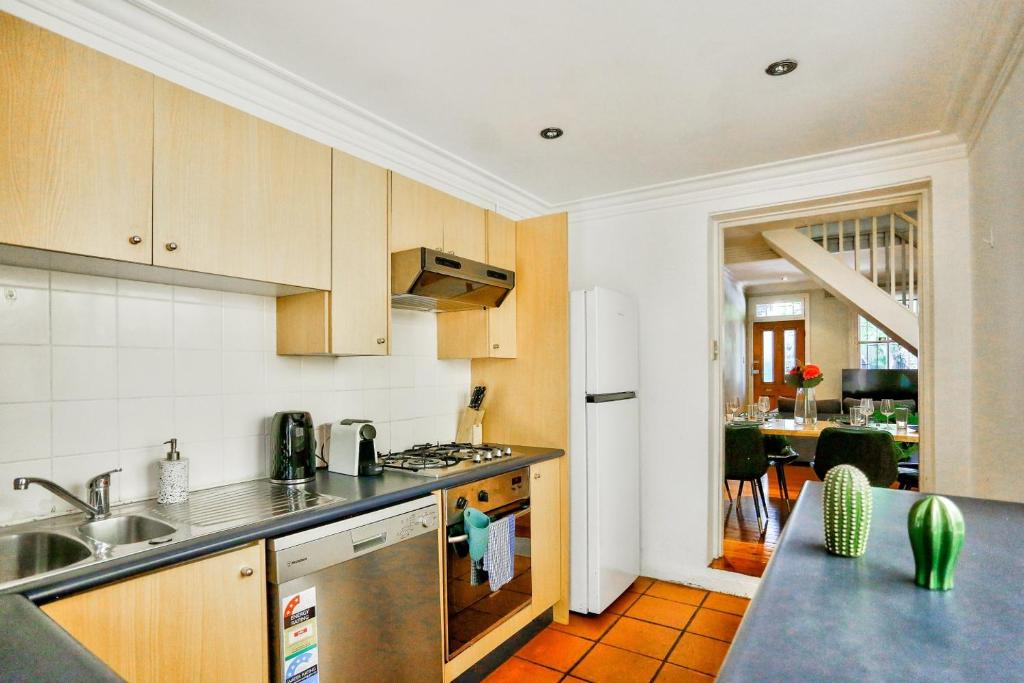 Spacious 3 Bedroom on the edge of Downtown Darghan st 2 E-Bikes Included photo 3