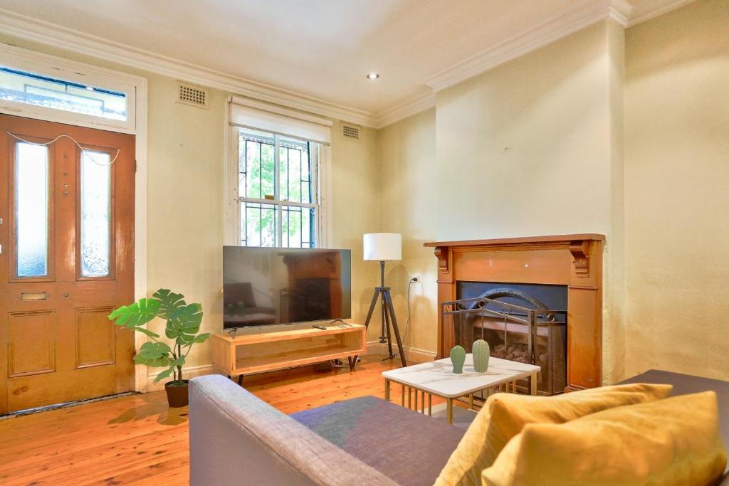 Spacious 3 Bedroom on the edge of Downtown Darghan st 2 E-Bikes Included