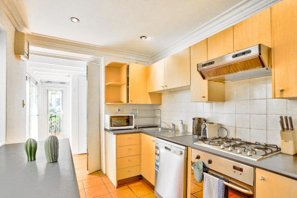 Spacious 3 Bedroom on the edge of Downtown Darghan st 2 E-Bikes Included photo 2