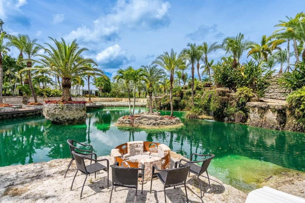 Unique Farmhouse Oasis - Pool Game Room and Pond