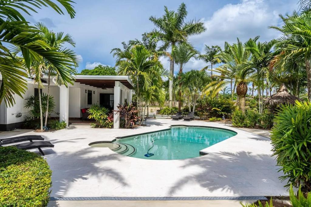 Unique Farmhouse Oasis - Pool Game Room and Pond photo 2