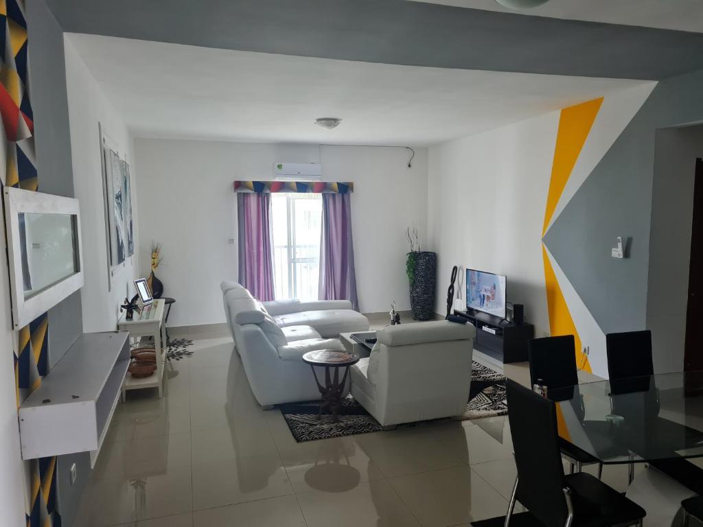 Inviting 5-Bed Apartment in Luanda photo 1