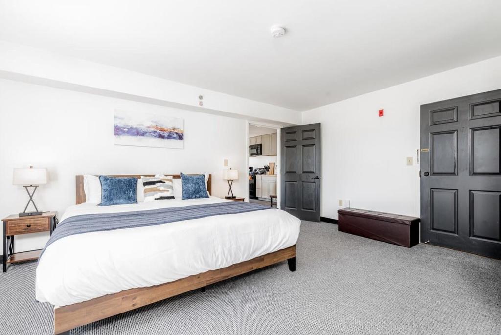 Stunning 1BR CWE condo with parking by CozySuites! photo 3
