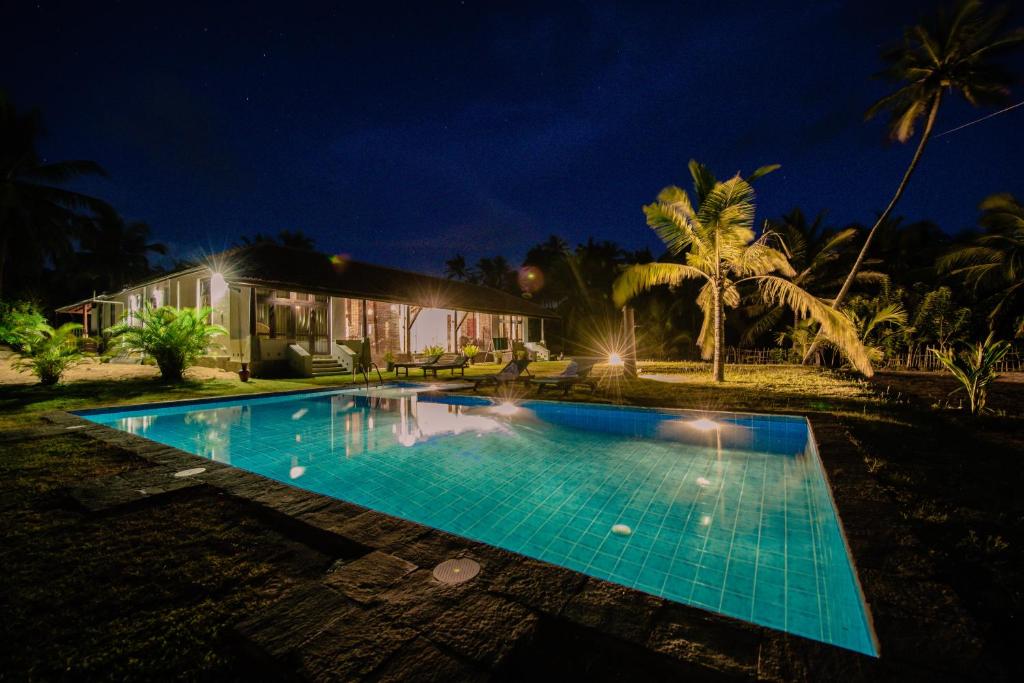 Ardeen Villa - stunning 3 bedroom beachfront for 6 plus 2 extra beds, BB, free airport pick up for stays of 7 or more days, pool, fully serviced photo 3