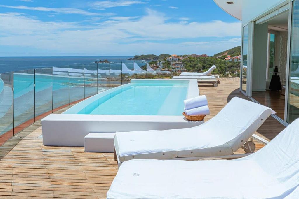 Oceanfront Penthouse, Private Pool, Spa Tub and Gym! photo 1
