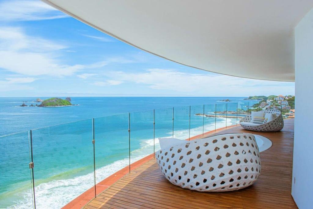 Oceanfront Penthouse, Private Pool, Spa Tub and Gym! photo 3
